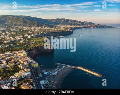 Atemberaubender Sommerblick von der fliegenden Drohne von Meta, Comune in der Metropolitan City von Neapel, Region Kampanien, Italien, Europa. Wundervolle Meereslandschaft der Medite Stockfoto