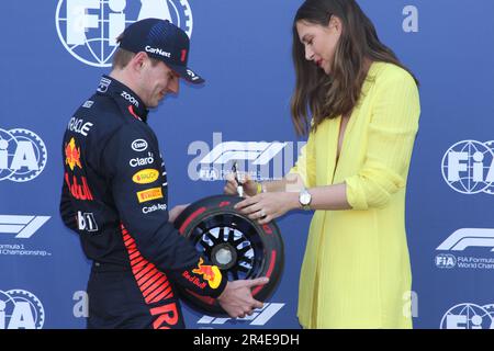 Monaco, Monaco. 27. Mai 2023. MONACO, Monte Carlo, 27. Mai 2023; Pole Position für #1, Max VERSTAPPEN, NDL, Oracle Red Bull Racing, erhält den Pirelli Award von Tennisspieler Sharapova, Tennis Beauty Maria Sharapova während des Grand Prix der Formel 1 auf dem Monaco Street Racing Course am 27. Mai 2023. Bild und Copyright Arthur THILL/ATPimages (THILL Arthur/ATP/SPP) Kredit: SPP Sport Press Photo. Alamy Live News Stockfoto