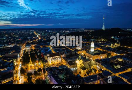 Panoramablick bei Sonnenuntergang über der europäischen Altstadt. Vogelperspektive. Stockfoto