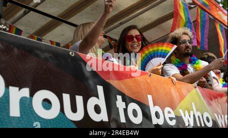 Birmingham, Großbritannien, 27. Mai 2023, Birmingham Pride 2023, heute feiert das LBQT-Jubiläum mit einer besonderen 2-tägigen Veranstaltung im Stadtzentrum von Birmingham den 25. Jahrestag. An dieser Veranstaltung werden in den beiden Tagen wahrscheinlich über 70.000 Personen teilnehmen, Credit: KNOWN STUDIO/Alamy Live News Stockfoto