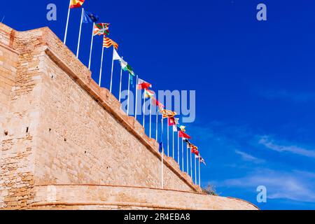 Flaggen der spanischen Autonomen Gemeinschaften. Plaza de Pedro Estopiñan. Erste befestigte Einhausung der spanischen Zitadelle Melilla la Vieja in Melilla. Stockfoto
