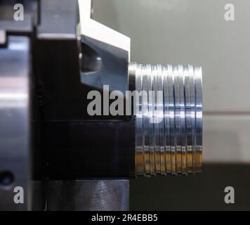 Gewindeschneiden am Ölbohrrohr mit drehender Drehmaschine Abschlussfoto Stockfoto