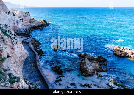 Cala de Trápana. Kleiner Strand mit schwierigem Zugang unter den Wänden der ersten befestigten Anlage. Melilla, Ciudad Autónoma de Melilla, Spai Stockfoto