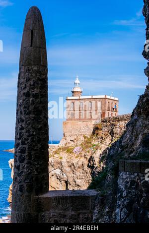 Der Leuchtturm von Melilla vom Trapana Beach aus gesehen. Teil des historisch-künstlerischen Komplexes der Stadt Melilla, ein Kulturgut. Melill Stockfoto