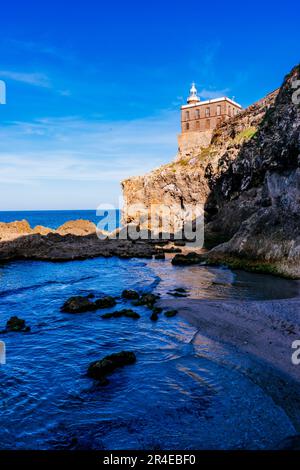 Der Leuchtturm von Melilla vom Trapana Beach aus gesehen. Teil des historisch-künstlerischen Komplexes der Stadt Melilla, ein Kulturgut. Melill Stockfoto