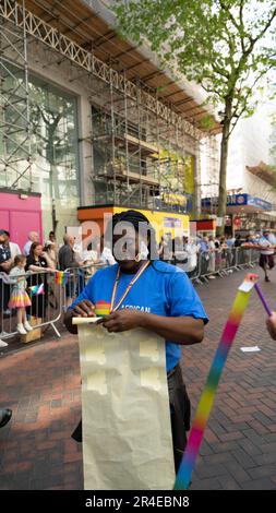 Birmingham, Großbritannien, 27. Mai 2023, Birmingham Pride 2023, heute feiert das LBQT-Jubiläum mit einer besonderen 2-tägigen Veranstaltung im Stadtzentrum von Birmingham den 25. Jahrestag. An dieser Veranstaltung werden in den beiden Tagen wahrscheinlich über 70.000 Personen teilnehmen, Credit: KNOWN STUDIO/Alamy Live News Stockfoto