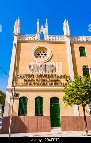 Das alte Colegio del Buen Consejo ist ein neogotisches Gebäude im historischen Stil, das sich in der modernistischen Erweiterung der spanischen Stadt Melilla, Head, befindet Stockfoto