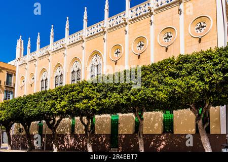 Das alte Colegio del Buen Consejo ist ein neogotisches Gebäude im historischen Stil, das sich in der modernistischen Erweiterung der spanischen Stadt Melilla, Head, befindet Stockfoto