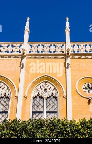 Das alte Colegio del Buen Consejo ist ein neogotisches Gebäude im historischen Stil, das sich in der modernistischen Erweiterung der spanischen Stadt Melilla, Head, befindet Stockfoto