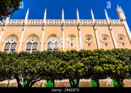 Das alte Colegio del Buen Consejo ist ein neogotisches Gebäude im historischen Stil, das sich in der modernistischen Erweiterung der spanischen Stadt Melilla, Head, befindet Stockfoto