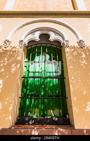 Fensterdetails. Federico García Lorca Cultural Center, teilt sich ein Gebäude mit der UNED. Das Old Colegio del Buen Consejo ist ein neogotischer Historiker Stockfoto