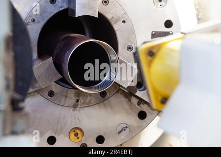 Bearbeitungsrohr auf Drehmaschine. Erstellung eines internen Gewindes. Nahaufnahme Stockfoto