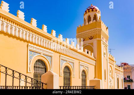 Minarett und Kuppel der Moschee. Die Zentralmoschee oder aljama-Moschee ist die größte in der spanischen Stadt Melilla. Das Hotel befindet sich im Modernista Ensanch Stockfoto
