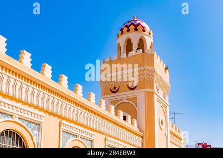 Minarett und Kuppel der Moschee. Die Zentralmoschee oder aljama-Moschee ist die größte in der spanischen Stadt Melilla. Das Hotel befindet sich im Modernista Ensanch Stockfoto