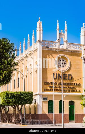 Das alte Colegio del Buen Consejo ist ein neogotisches Gebäude im historischen Stil, das sich in der modernistischen Erweiterung der spanischen Stadt Melilla, Head, befindet Stockfoto