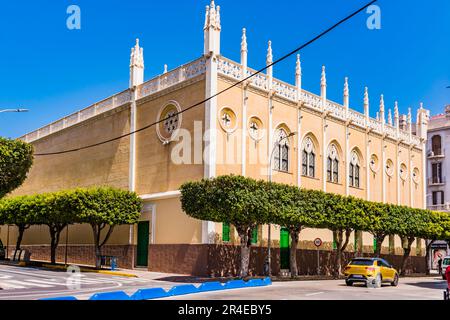 Das alte Colegio del Buen Consejo ist ein neogotisches Gebäude im historischen Stil, das sich in der modernistischen Erweiterung der spanischen Stadt Melilla, Head, befindet Stockfoto