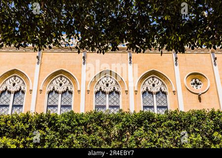 Das alte Colegio del Buen Consejo ist ein neogotisches Gebäude im historischen Stil, das sich in der modernistischen Erweiterung der spanischen Stadt Melilla, Head, befindet Stockfoto