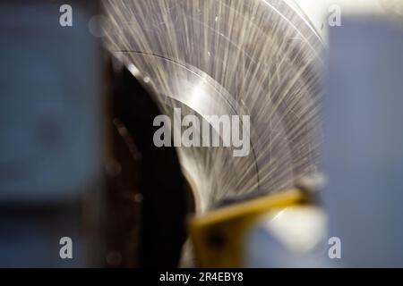 Bearbeitungsrohr auf Drehmaschine. Nahaufnahme. Wasserkühlung des Werkzeugs Stockfoto