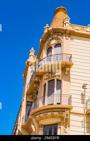 Das Kaufhaus La Reconquista ist einer der besten Vertreter des Modernismus in Melilla, es liegt am Menéndez Pelayo Platz, innerhalb des Mod Stockfoto