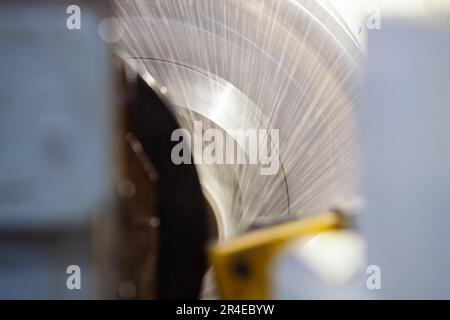 Bearbeitungsrohr auf Drehmaschine. Wasserkühlung des Werkzeugs. Nahaufnahme. Stockfoto