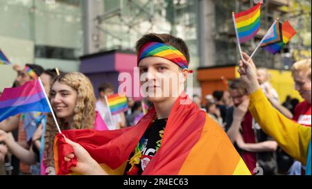 Birmingham, Großbritannien, 27. Mai 2023, Birmingham Pride 2023, heute feiert das LBQT-Jubiläum mit einer besonderen 2-tägigen Veranstaltung im Stadtzentrum von Birmingham den 25. Jahrestag. An dieser Veranstaltung werden in den beiden Tagen wahrscheinlich über 70.000 Personen teilnehmen, Credit: KNOWN STUDIO/Alamy Live News Stockfoto