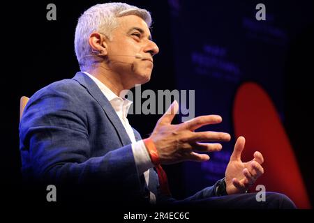 Hay Festival, Hay on Wye, Wales, Großbritannien – Samstag, 27. Mai 2023 – Sadiq Khan der Bürgermeister von London auf der Bühne spricht über sein Buch Breathe - Addressing the Climate Emergency. Das Hay Festival findet bis Sonntag, den 4. Juni 2023, statt. Foto Steven May/Alamy Live News Stockfoto