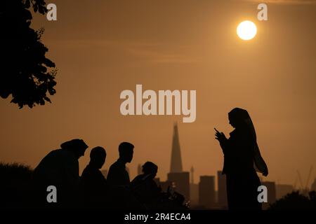 London, Großbritannien. 27. Mai 2023. UK Weather: Dramatischer Sonnenuntergang vom Gipfel des Greenwich Park aus, während die Stadt fast 20C Uhr an einem Wochenende eine kleine Hitzewelle erreicht. Kredit: Guy Corbishley/Alamy Live News Stockfoto