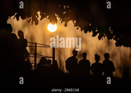 London, Großbritannien. 27. Mai 2023. UK Weather: Dramatischer Sonnenuntergang vom Gipfel des Greenwich Park aus, während die Stadt fast 20C Uhr an einem Wochenende eine kleine Hitzewelle erreicht. Kredit: Guy Corbishley/Alamy Live News Stockfoto