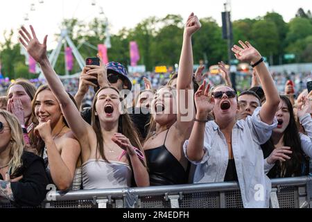 Fans sehen die 1975 auf der Hauptbühne während des Big Weekend von BBC Radio 1 im Camperdown Park in Dundee. Foto: Samstag, 27. Mai 2023. Stockfoto