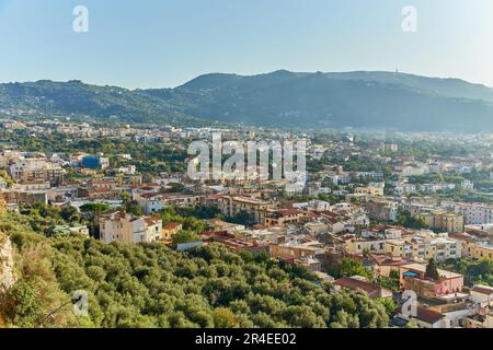 Blick auf die Amalfiküste und das Dorf Meta, Italien. Strandresort. Stockfoto