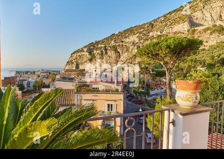 Blick auf die Amalfiküste und das Dorf Meta, Italien. Strandresort. Stockfoto