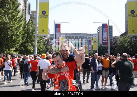 London, Großbritannien. 27. Mai 2023. Luton Town Fans vor dem EFL Sky Bet Championship Play Off Endspiel zwischen Coventry City und Luton Town am 27. Mai 2023 im Wembley Stadium, London, England. Foto: Joshua Smith. Nur redaktionelle Verwendung, Lizenz für kommerzielle Verwendung erforderlich. Keine Verwendung bei Wetten, Spielen oder Veröffentlichungen von Clubs/Ligen/Spielern. Kredit: UK Sports Pics Ltd/Alamy Live News Stockfoto