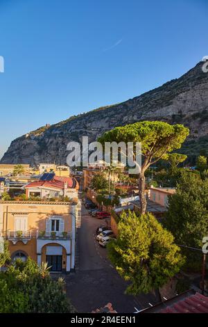 Blick auf die Amalfiküste und das Dorf Meta, Italien. Strandresort. Stockfoto
