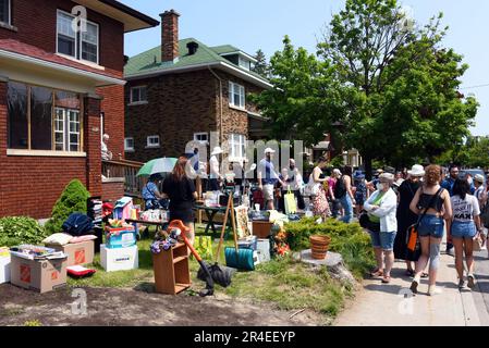 Ottawa, Kanada - 27. Mai 2023: Eine riesige Menschenmenge sucht nach Angeboten beim jährlichen Glebe-Parkhaus, das mehrere Blocks in der Gegend Glebe in Ottawa, Ontario, stattfindet. Stockfoto