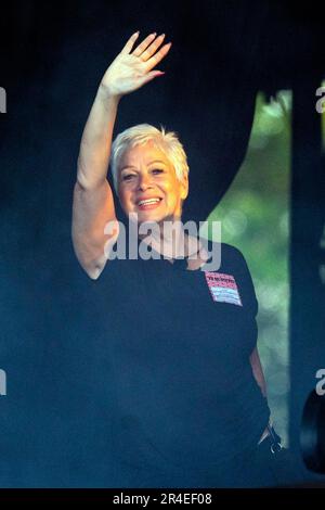 Denise Welch winkt den Fans zu, während die 1975 während des Big Weekend von BBC Radio 1 im Camperdown Park in Dundee auf der Hauptbühne auftreten. Foto: Samstag, 27. Mai 2023. Stockfoto