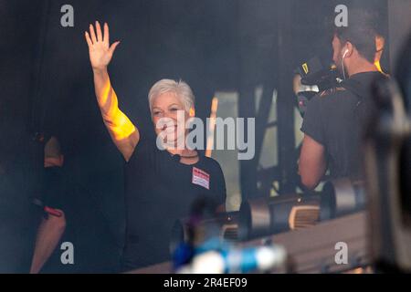 Denise Welch winkt den Fans zu, während die 1975 während des Big Weekend von BBC Radio 1 im Camperdown Park in Dundee auf der Hauptbühne auftreten. Foto: Samstag, 27. Mai 2023. Stockfoto