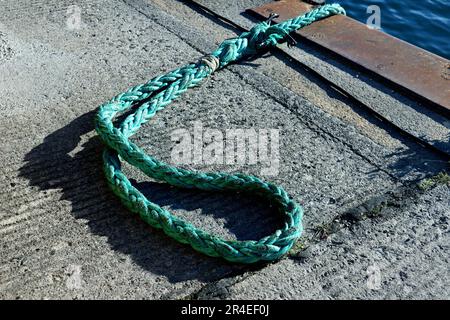 Ein Bild eines nautischen Seils mit einem sicheren Befestigungsknoten am Ende, der möglicherweise als Bootsleine verwendet wird Stockfoto