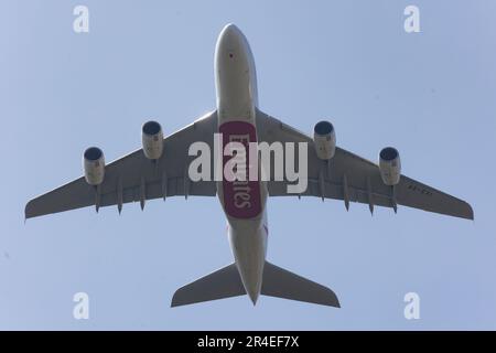 London, Großbritannien. 27. Mai 2023. Ein Emirates A380-Flugzeug startet vom Flughafen Heathrow in London, da das dreitägige Feiertagswochenende beginnt. British Airways stornierte Hunderte von Flügen am Donnerstag und Freitag aufgrund eines IT-Systemausfalls, während elektronische Passgates an zahlreichen britischen Flughäfen versagt haben. (Foto: Tejas Sandhu/SOPA Images/Sipa USA) Guthaben: SIPA USA/Alamy Live News Stockfoto