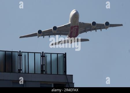 London, Großbritannien. 27. Mai 2023. Ein Emirates A380-Flugzeug startet vom Flughafen Heathrow in London, da das dreitägige Feiertagswochenende beginnt. British Airways stornierte Hunderte von Flügen am Donnerstag und Freitag aufgrund eines IT-Systemausfalls, während elektronische Passgates an zahlreichen britischen Flughäfen versagt haben. (Foto: Tejas Sandhu/SOPA Images/Sipa USA) Guthaben: SIPA USA/Alamy Live News Stockfoto