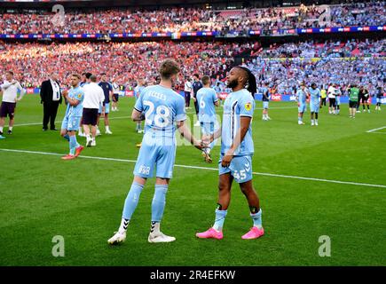 Josh Eccles von Coventry City (links) und Kasey Palmer am Ende des Sky Bet Championship Play-Off-Finales im Wembley Stadium, London. Foto: Samstag, 27. Mai 2023. Stockfoto