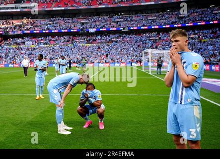 Josh Eccles (links) und Kasey Palmer von Coventry City erscheinen am Ende des Sky Bet Championship Play-Off-Finales im Wembley Stadium, London, deprimiert. Foto: Samstag, 27. Mai 2023. Stockfoto