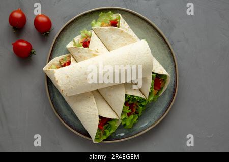 Hausgemachter Avocado-Thunfisch auf einem Teller, Blick von oben. Flach liegend, über Kopf, von oben. Stockfoto