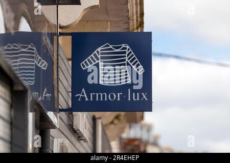 Carhaix, Frankreich - Mai 01 2023: Sign of Armor-Lux, ein französisches Unternehmen, das sich insbesondere auf Design, Herstellung und Vertrieb von Bekleidung spezialisiert hat Stockfoto