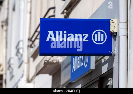 Carhaix, Frankreich - Mai 01 2023: Sign of Allianz, ein deutsches multinationales Finanzdienstleistungsunternehmen mit Hauptsitz in München. Stockfoto