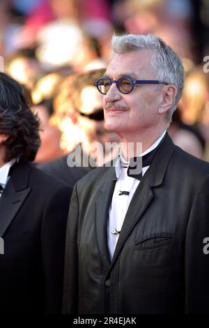 Cannes, Frankreich. 27. Mai 2023. CANNES, FRANKREICH - 27. MAI: Wim Wenders nimmt am 27. Mai 2023 im Palais des Festivals in Cannes an der Abschlusszeremonie des roten Teppichs Teil, das 76. Mal jährlich im Rahmen des Filmfestivals in Cannes stattfindet. Kredit: dpa/Alamy Live News Stockfoto