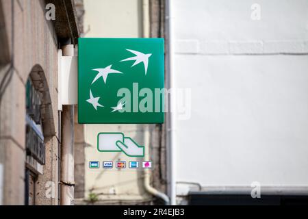 Carhaix, Frankreich - Mai 01 2023: Sign of BNP Paribas, eine französische multinationale Universalbank- und Finanzdienstleistungsholdinggesellschaft. Stockfoto