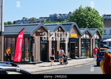 Eine Reihe moderner kleiner Geschäfte im Stadtzentrum von Saundersfoot mit einer großen Auswahl an Bewohnern von Bekleidungsgeschäften bis hin zu Fast-Food-Geschäften. Stockfoto