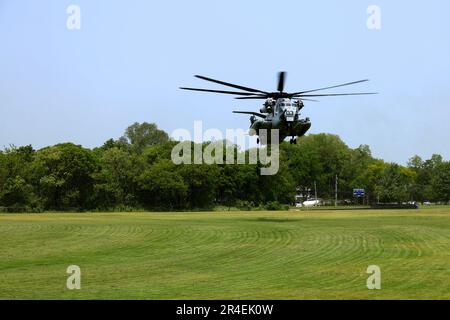 Studenten und Dozenten der Hauppauge High School beobachten die Quantico Band des US Marine Corps und die CH53 Helicopter-Ausstellung während der Flottenwoche New York 2023 in Long Island, New York, 24. Mai 2023. Zweck der Flottenwoche ist es, die operativen Fähigkeiten des Marine Corps zu demonstrieren, seine Rolle als Seedienstleistung zu demonstrieren, die Öffentlichkeit zu Schulen und mit ihr in Kontakt zu treten sowie potenzielle Neueinstellungen zu motivieren. (USA Marinekorps Foto von Sergeant Heather Atherton) Stockfoto