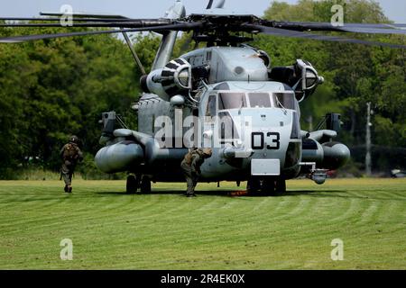 Studenten und Dozenten der Hauppauge High School beobachten die Quantico Band des US Marine Corps und die CH53 Helicopter-Ausstellung während der Flottenwoche New York 2023 in Long Island, New York, 24. Mai 2023. Zweck der Flottenwoche ist es, die operativen Fähigkeiten des Marine Corps zu demonstrieren, seine Rolle als Seedienstleistung zu demonstrieren, die Öffentlichkeit zu Schulen und mit ihr in Kontakt zu treten sowie potenzielle Neueinstellungen zu motivieren. (USA Marinekorps Foto von Sergeant Heather Atherton) Stockfoto