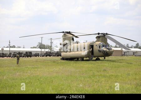 Ein CH-47 Chinook Hubschrauber von Bravo Co., 2. Bataillon, 104. Luftregiment, Connecticut Army National Guard bereitet sich auf den Start vor, nachdem er das Training im Joint Readiness Training Center, Fort Polk, Louisiana, am 27. Mai 2023 absolviert hat. Connecticut-Flugzeuge unterstützen mehr als 5.000 Soldaten aus einem Dutzend Staaten, Puerto Rico und Belize, während das 44. Infanterie-Brigade-Kampfteam seine größte Trainingsübung seit mehr als einem Jahrzehnt leitet. Stockfoto